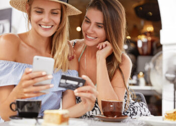 61% dos brasileiros já se arrependeram de ter emprestado dinheiro a um amigo, revela pesquisa da Serasa