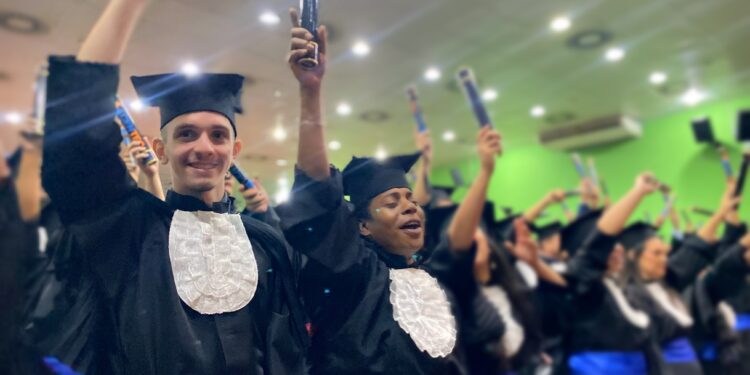 Escola forma novos técnicos em Manaus e reforça ação social com bolsas de até 100%