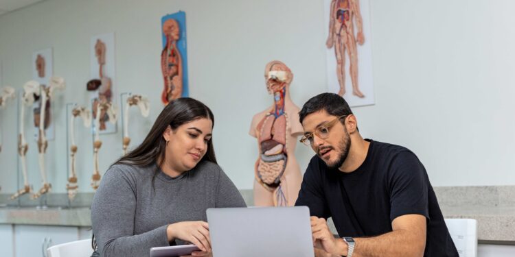 Afya oferece plataforma gratuita de conteúdo para estudantes de medicina