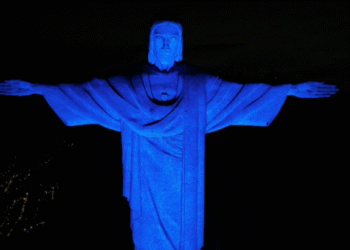 Cristo Redentor iluminado em azul em homenagem aos 55 anos da Estácio nesta quinta-feira