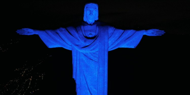 Cristo Redentor iluminado em azul em homenagem aos 55 anos da Estácio nesta quinta-feira
