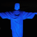 Cristo Redentor iluminado em azul em homenagem aos 55 anos da Estácio nesta quinta-feira