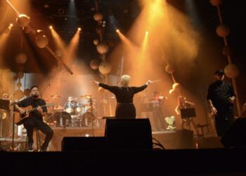 Teatro Amazonas lotado consagra espetáculo que une orquestra e New Metal