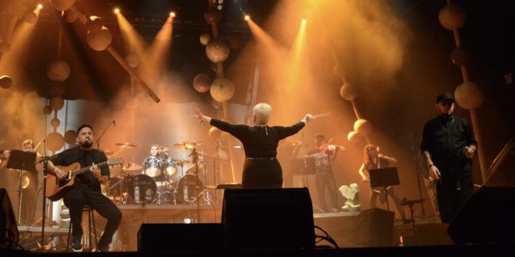 Teatro Amazonas lotado consagra espetáculo que une orquestra e New Metal
