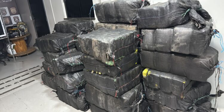 Peruano e colombianos são presos com 1,5 tonelada de drogas no Amazonas