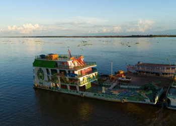 Barco-obra de arte da Bienal das Amazônias atraca em Manaus