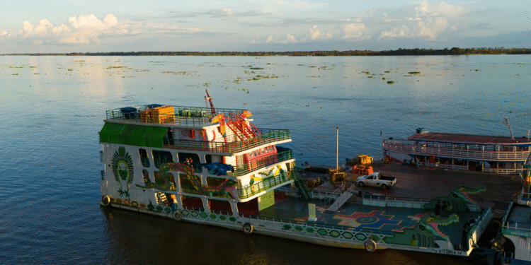 Barco-obra de arte da Bienal das Amazônias atraca em Manaus