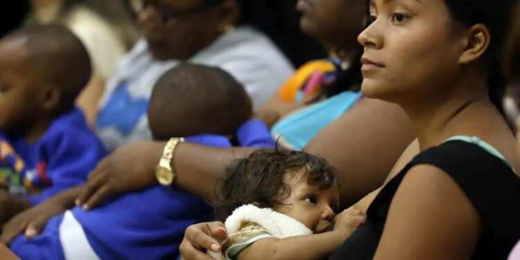 Agosto Dourado reforça a importância da amamentação e destaca papel da família e das leis de apoio às lactantes