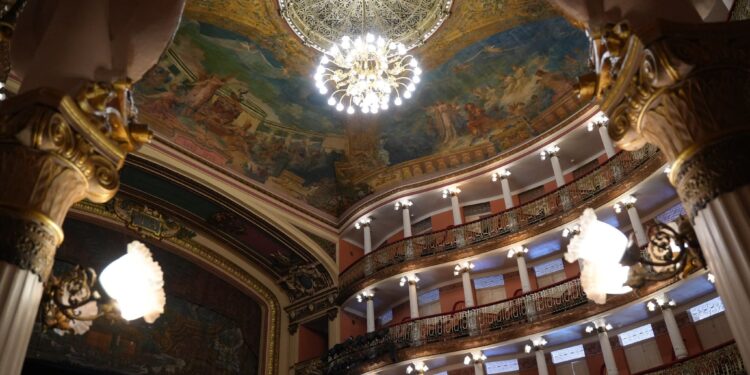 Visitas ao Teatro Amazonas revelam história, arte e arquitetura do principal cartão-postal de Manaus