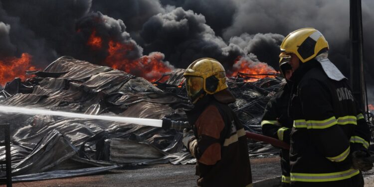 Incêndio de grandes proporções em fábricas já passa de 24 horas em Manaus