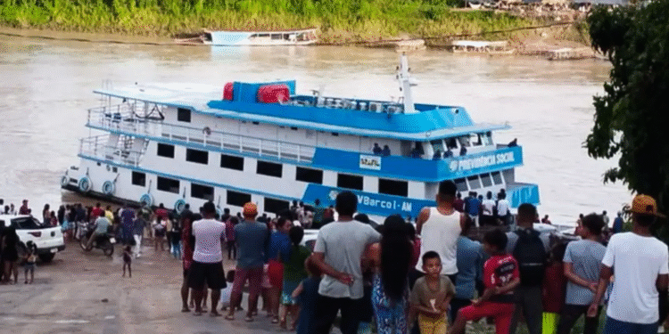 INSS usa barcos para orientar aposentados da Amazônia sobre descontos