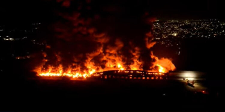 Incêndio já dura mais de sete horas em fábrica no Distrito Industrial de Manaus
