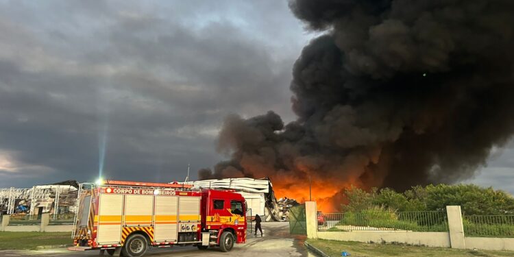 Incêndio já dura quase 20 horas em fábricas do Distrito Industrial de Manaus