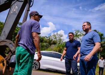 Cidade vistoria obras de recuperação da Estrada de Balbina, em Presidente Figueiredo