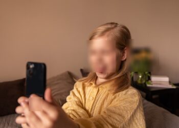 Adultização infantil nas redes: veja os riscos emocionais e o impacto da cultura digital na saúde mental