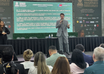 Conselheiro do TCE-AM abre Congresso Amazônico de Direito à Educação com palestra magna sobre controle externo