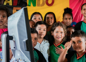 Amazonas chega a 25% de escolas conectadas à internet, com 421 novas instituições incluídas nos últimos sete meses