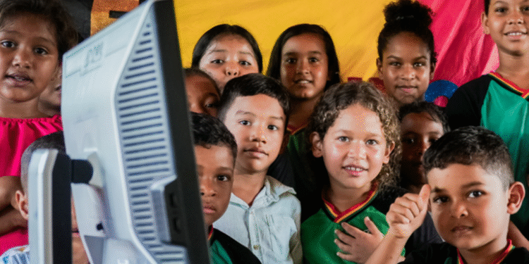 Amazonas chega a 25% de escolas conectadas à internet, com 421 novas instituições incluídas nos últimos sete meses