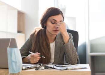 84% dos brasileiros declaram que problemas financeiros afetam sua saúde mental, revela Serasa