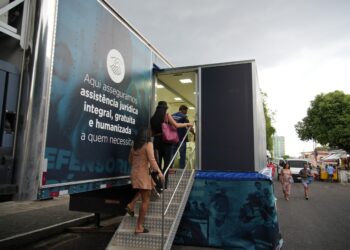 Defensoria Pública do Amazonas leva atendimentos à Parada do Orgulho LGBTQIAPN+