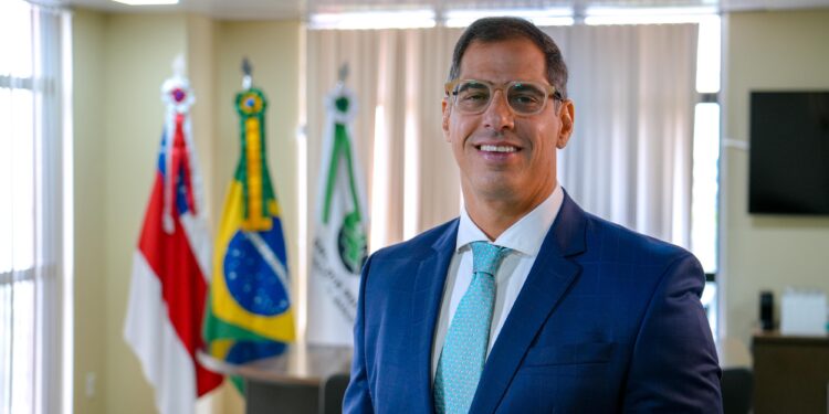 Defensor Público Geral do Amazonas Rafael Barbosa lança livro que defende reformas no Código de Processo Civil brasileiro