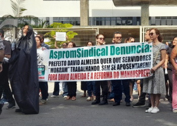 Professores anunciam paralisação de advertência contra reforma da Manausprev