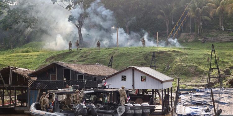 Polícia Federal já destruiu quase 100 balsas de garimpo no Amazonas
