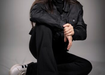 Aurora Laan vive drama de ‘cancelamento’ em nova série juvenil “Engajados: Minha Missão é Salvar”