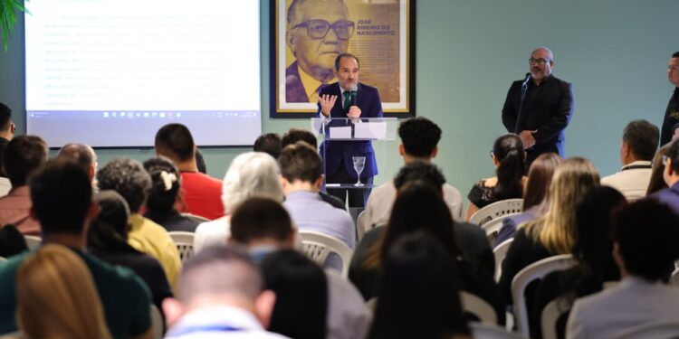 TCE-AM recebe palestra internacional sobre Justiça Intergeracional e Direitos Humanos
