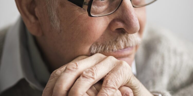 Atividade física pode prevenir cerca de 45% dos casos de demência, afirma estudo