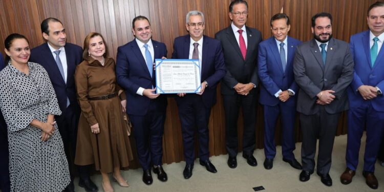 Presidente do TCE-AM participa de homenagem ao ministro do STJ Luiz Gurgel de Faria na Aleam