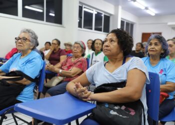 Defensoria leva orientação sobre direitos e segurança digital a pessoas idosas na FUnATI
