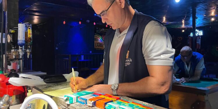 Fiscalização encontra adolescentes e estimulantes sexuais em adegas e bares de Manaus