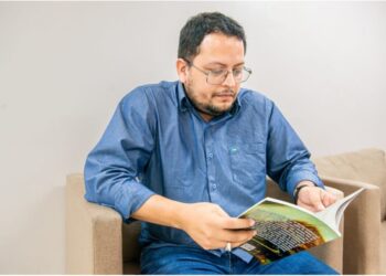 Amazonense Rodrigo Froés vence Prêmio Literário Clarice Lispector 2025 com obra sobre educação