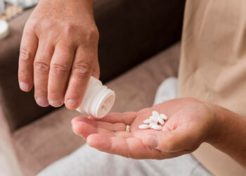 Automedicação com antibióticos agrava resistência bacteriana, alertam especialistas