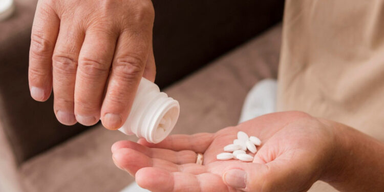 Automedicação com antibióticos agrava resistência bacteriana, alertam especialistas