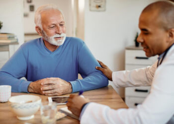 Novembro Azul: prevenção ainda é desafio entre homens, alerta médico de família  