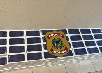 PF e PRF prendem motorista de caminhão com mais de 1,5 mil iPhones em Manaus