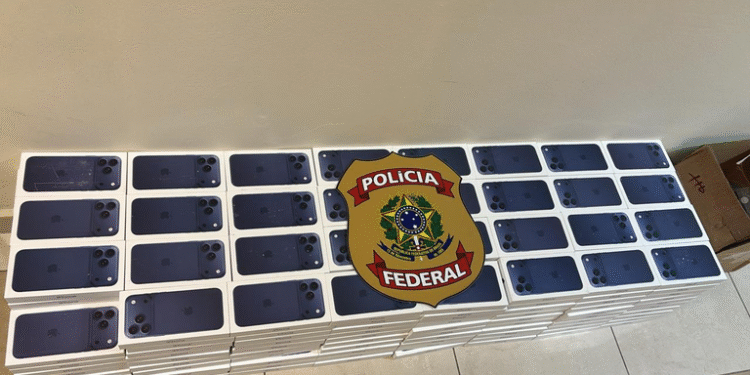 PF e PRF prendem motorista de caminhão com mais de 1,5 mil iPhones em Manaus