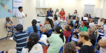 Profissionais da prefeitura orientam usuários para prevenção e controle do diabetes em ação de saúde