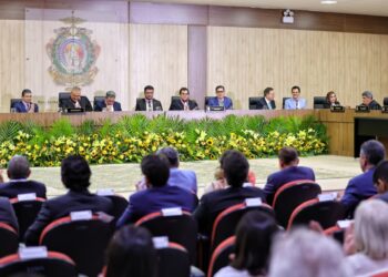Presidente do TCE-AM compõe mesa de honra na cerimônia da Medalha da Ordem do Mérito Judiciário