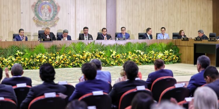 Presidente do TCE-AM compõe mesa de honra na cerimônia da Medalha da Ordem do Mérito Judiciário