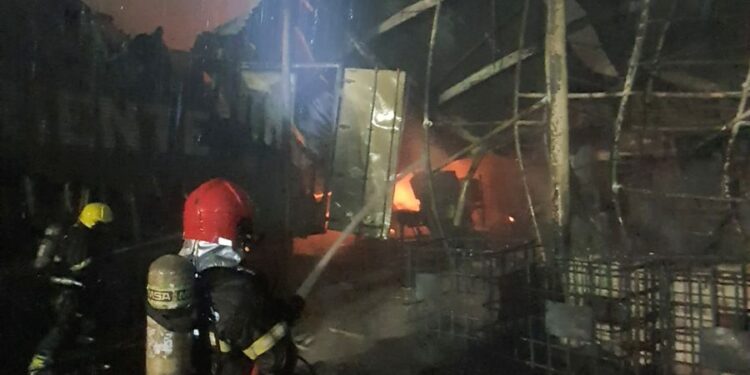 Bombeiros controlam rapidamente incêndio de grandes proporções na zona leste de Manaus
