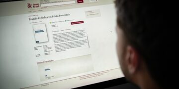 Defensora Pública lança obra sobre revisão periódica da prisão preventiva