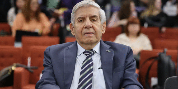 Generais Heleno e Paulo Sergio são presos para cumprir pena por trama golpista