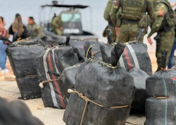 Vídeo: Polícias apreendem 700 kg de cocaína avaliados em R$ 25 milhões no rio Solimões