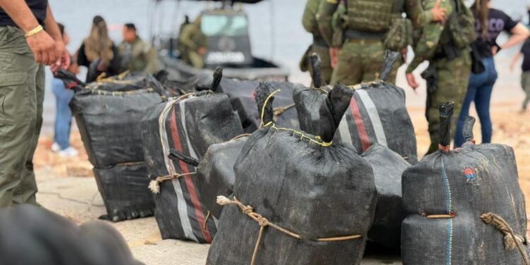 Vídeo: Polícias apreendem 700 kg de cocaína avaliados em R$ 25 milhões no rio Solimões