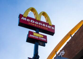 McDonald’s abre 420 vagas afirmativas para pessoas com deficiência ou neurodivergentes em todo o Brasil
