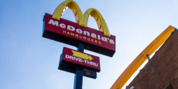 McDonald’s abre 420 vagas afirmativas para pessoas com deficiência ou neurodivergentes em todo o Brasil