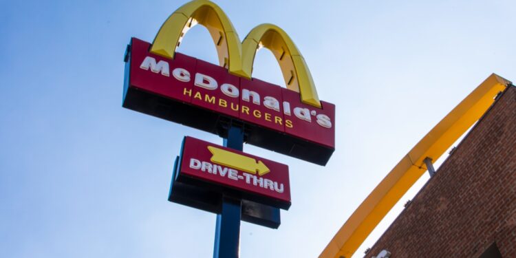 McDonald’s abre 420 vagas afirmativas para pessoas com deficiência ou neurodivergentes em todo o Brasil